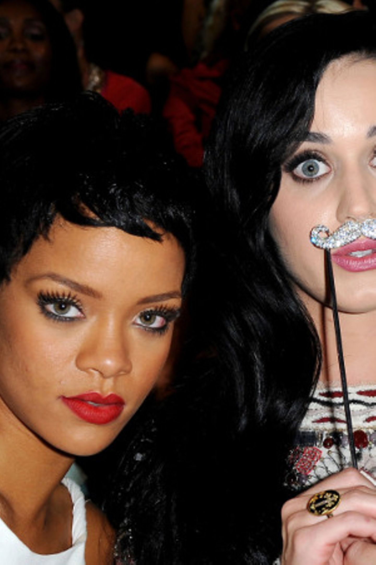 Rihanna jimirlab ketadi