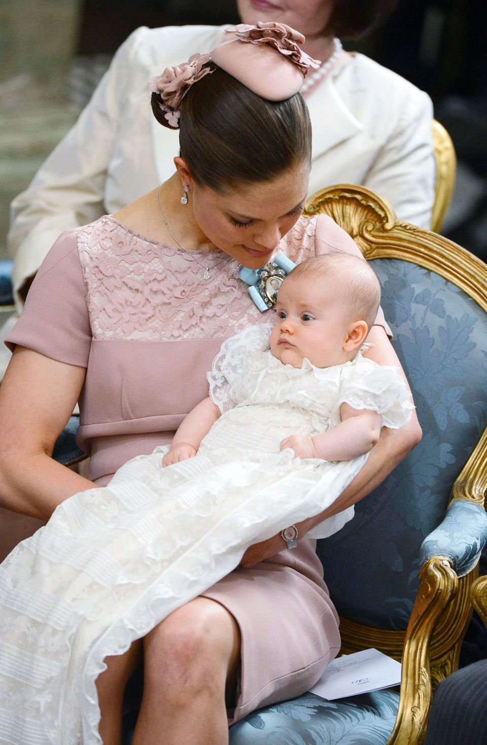Ganz Prinzessin: Estelle bei ihrer Taufe im Mai 2012. Victoria trägt passend zum Geschlecht ihrer Tochter die Farbe Rosa.