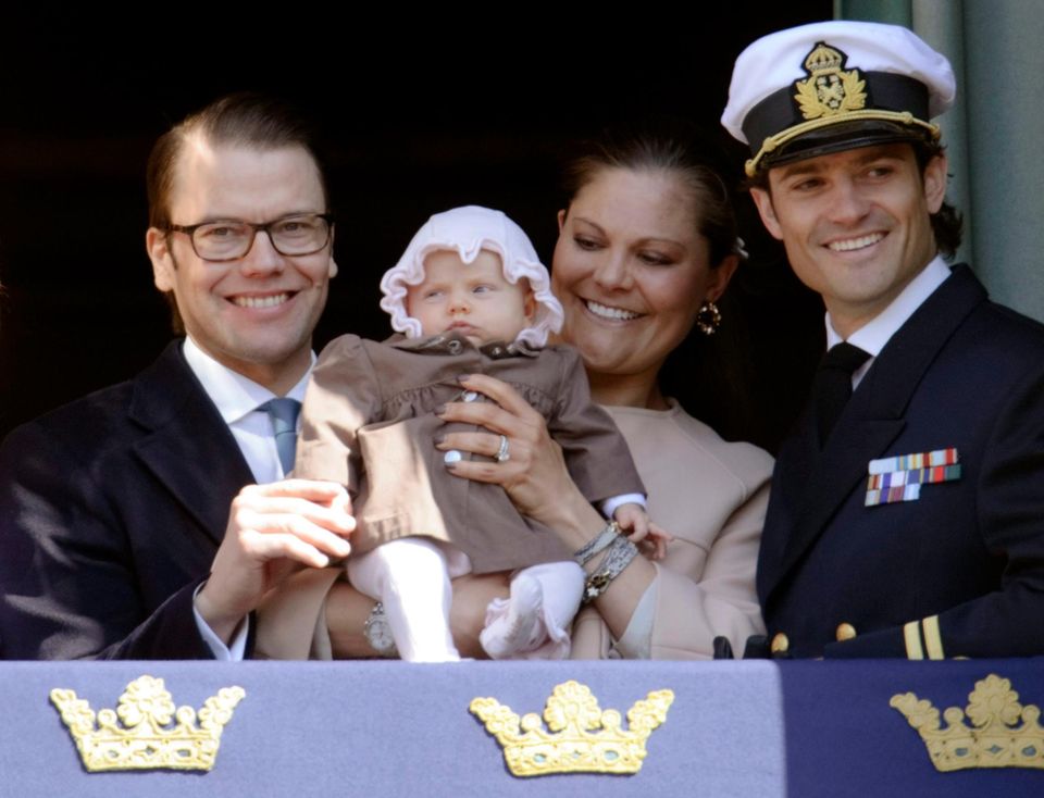Prinzessin Estelle: Beim Winken vom Balkon braucht Estelle bei ihrem ersten großen Auftritt im April noch ein wenig Unterstützung von Papa Daniel. Beim Winken vom Balkon braucht Estelle bei ihrem ersten großen Auftritt im April noch ein wenig Unterstützung von Papa Daniel.