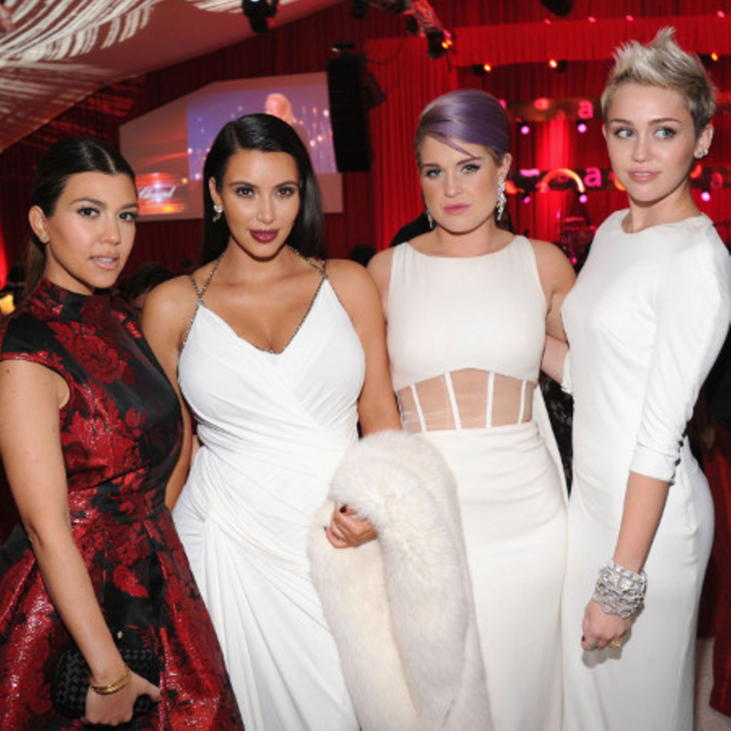 Kourtney und Kim Kardashian, Kelly Osbourne, Miley Cyrus