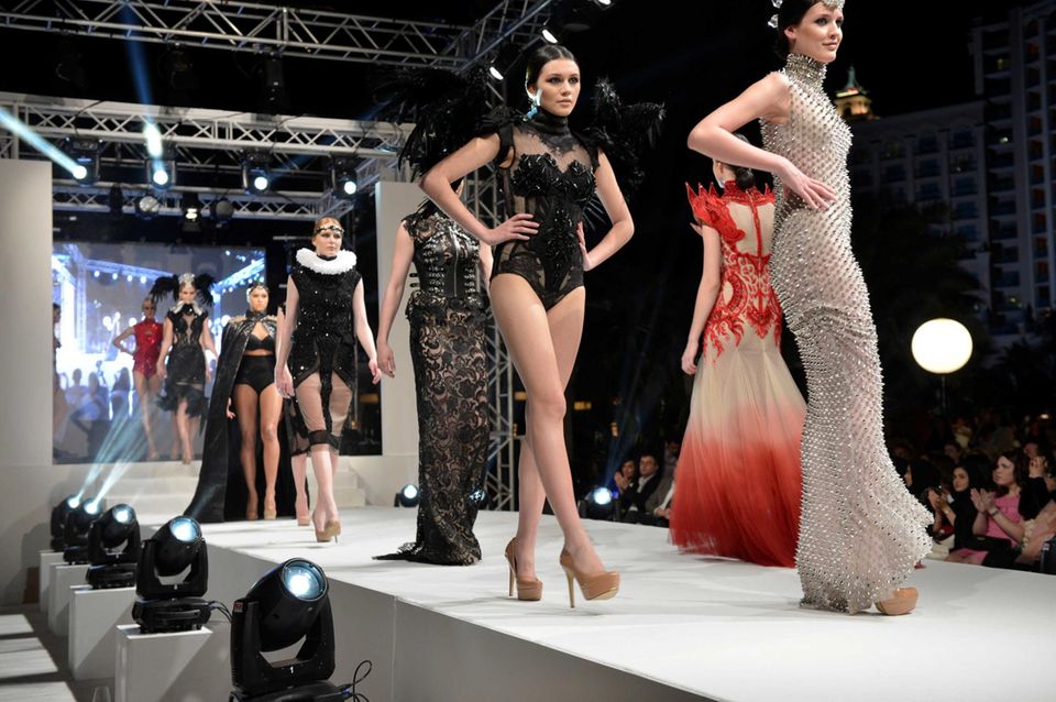 GNTM: Die erste Modenschau: Nach einem langen Tag mit Reisen und Training präsentieren die Nachwuchsmodels abends eine Kollektion des philippinischen Designers Amato. Die erste Modenschau: Nach einem langen Tag mit Reisen und Training präsentieren die Nachwuchsmodels abends eine Kollektion des philippinischen Designers Amato.