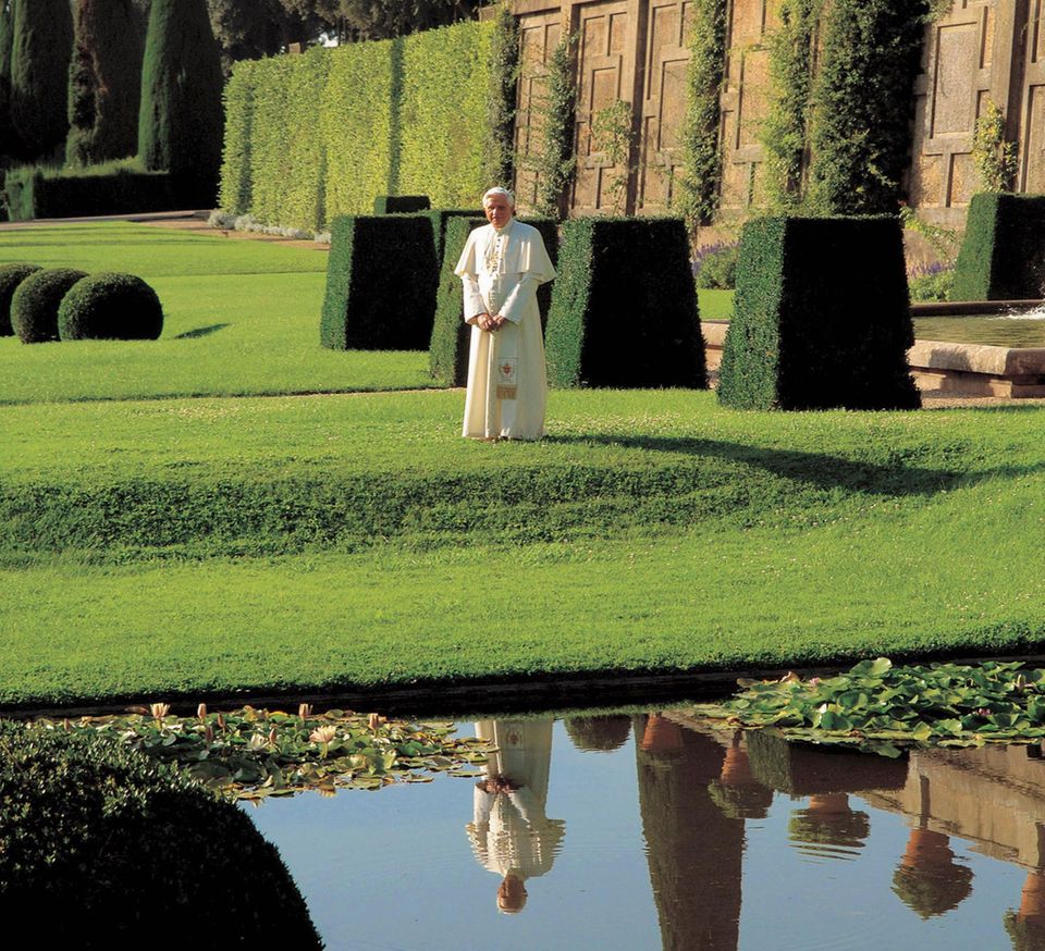 Zunächst zieht Benedikt XVI. in die päpstliche Sommerresidenz Castel Gandolfo am Mittelmeer. Der Ausblick bietet einen Kontrast zur Enge des Vatikans: die Weite des Horizonts beim Blick aus den Parkanlagen.