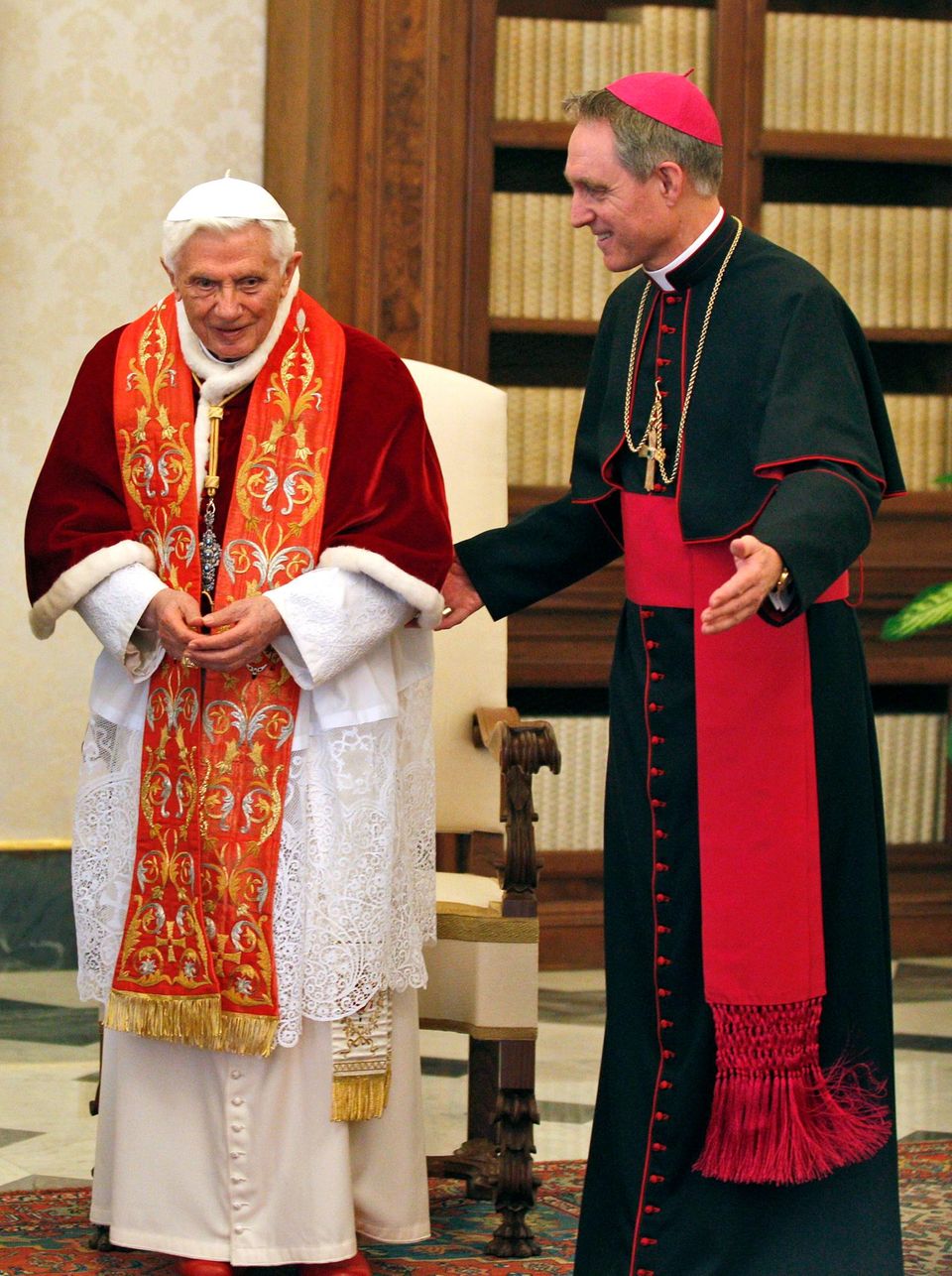 Mit Monsignore Georg Gänswein hielt Benedikt XVI. vor wenigen Tagen eine seiner letzten Privataudienzen im Vatikan ab.
