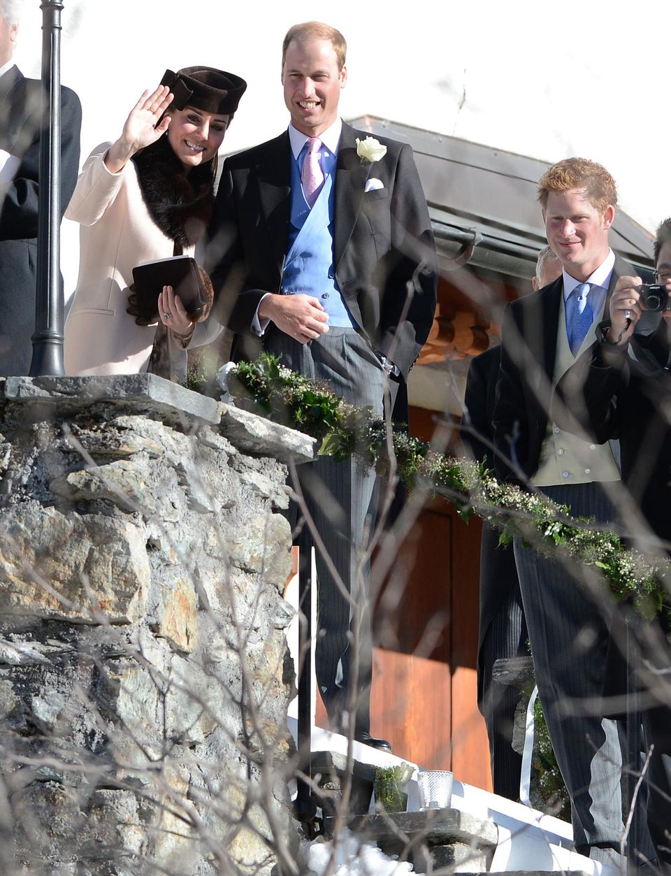 Herzogin Catherine: Das Herzogpaar von Cambridge und Prinz Harry besuchen die Hochzeit ihrer Freunde Laura Bechtolsheimer und Mark Tomlinson in Arosa, Schweiz. Das Herzogpaar von Cambridge und Prinz Harry besuchen die Hochzeit ihrer Freunde Laura Bechtolsheimer und Mark Tomlinson in Arosa, Schweiz.