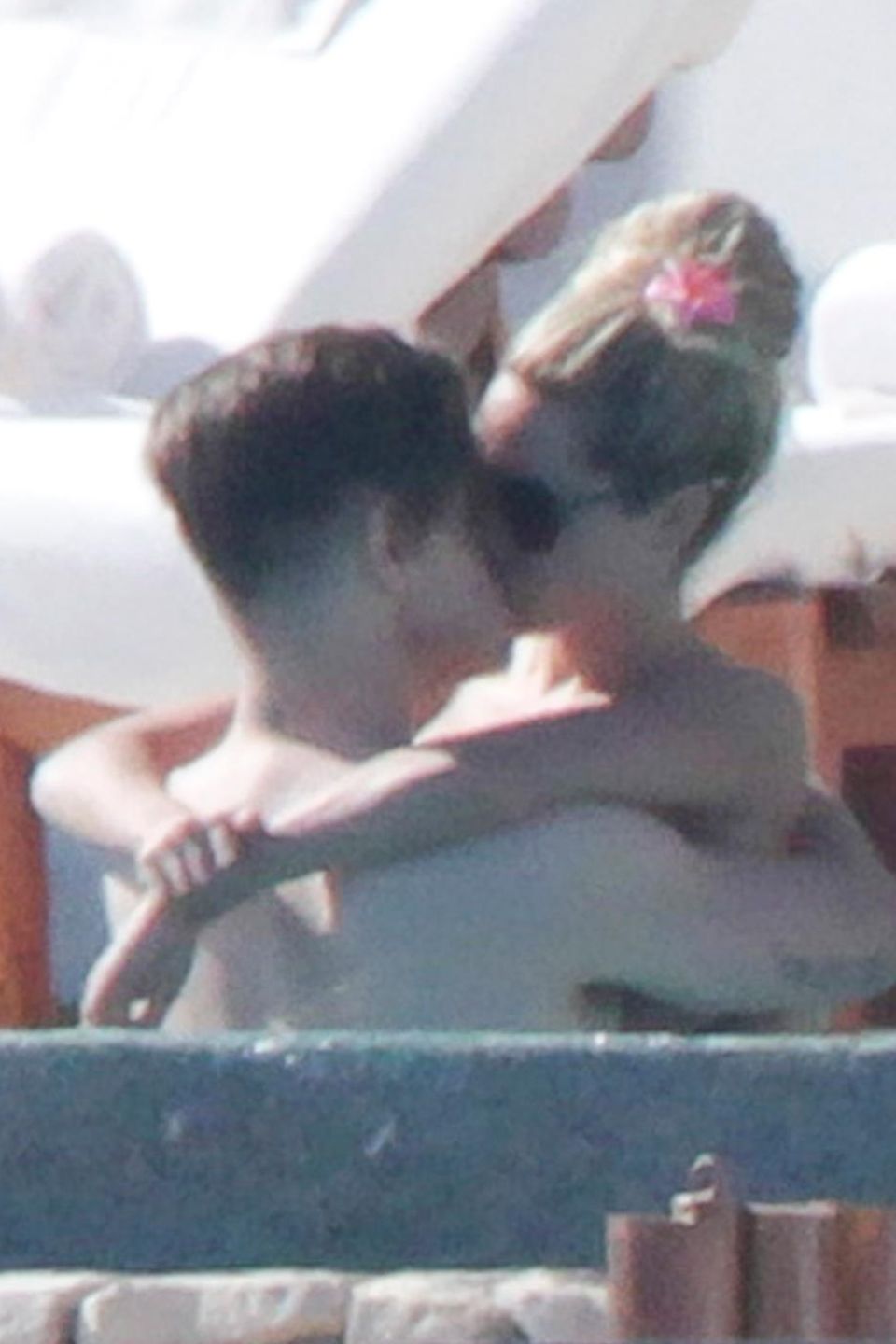 Ashley Tisdale küsst mit ihrem Freund Christopher French im Pool während ihres Urlaubs in Mexiko,