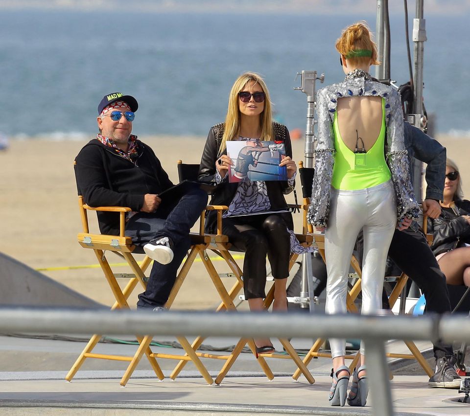 Ja, der Job gefällt: Enrique Badulescu, 51, bei einer Jury-Sitzung mit Heidi Klum am "Topmodel"-Set in Dubai.