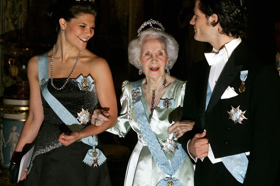 Prinzessin Lilian von Schweden: Zu den Kindern von König Carl Gustaf und Königin Silvia hatte Prinzessin Lilian ein besonders enges und herzliches Verhältnis. Der König würdigte dies in seiner Erklärung zum Tod der Tante noch einmal. Zu den Kindern von König Carl Gustaf und Königin Silvia hatte Prinzessin Lilian ein besonders enges und herzliches Verhältnis, das der König in seiner Erklärung zum Tod der Tante noch einmal würdigte.