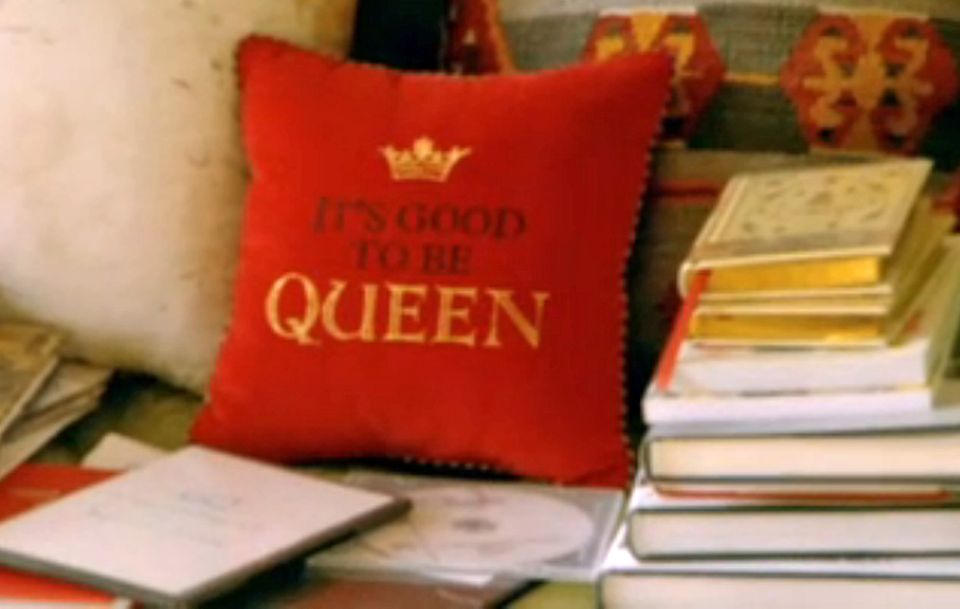 Ihren Sinn für Humor beweist die Queen bei der Wahl ihrer Kissen.
