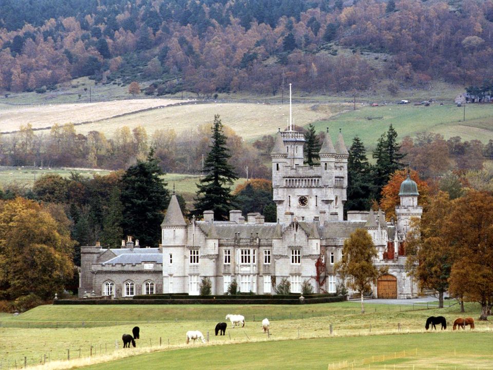 Queen Elizabeth: Im August und September macht die Queen mit ihrer Familie Urlaub in Balmoral. Wie es hinter den Schlossmauern und in den privaten Räumen der Royals aussieht, sah man bislang nicht. Im August und September macht die Queen mit ihrer Familie Urlaub in Balmoral. Wie es hinter den Schlossmauern und in den privaten Räumen der Royals aussieht, sah man bislang nicht.
