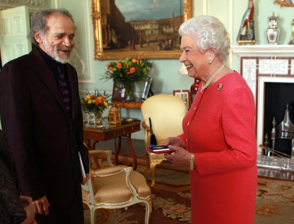 Queen Elizabeth gewährt am 12. März 2013 dem Autor John Agard eine Audienz im Buckingham-Palast. Agard ist Gewinner der "Queen's Gold Medal for Poetry".