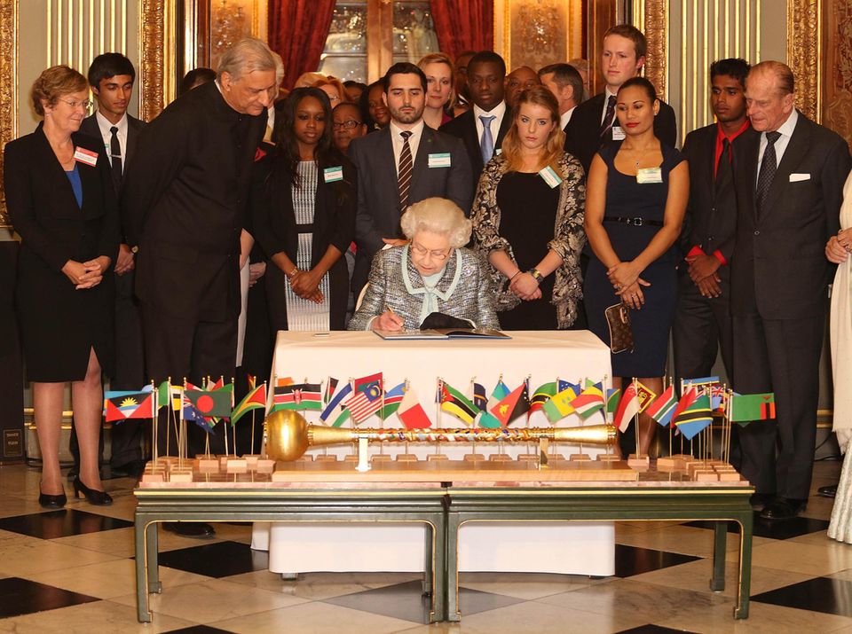Am 11. März 2013 unterschreibt die noch durch ihre Krankheit geschwächte, aber freundlich und sicher den Termin absolvierende Queen Elizabeth das "Commonwealth Charter" im Londoner "Marlborough House".