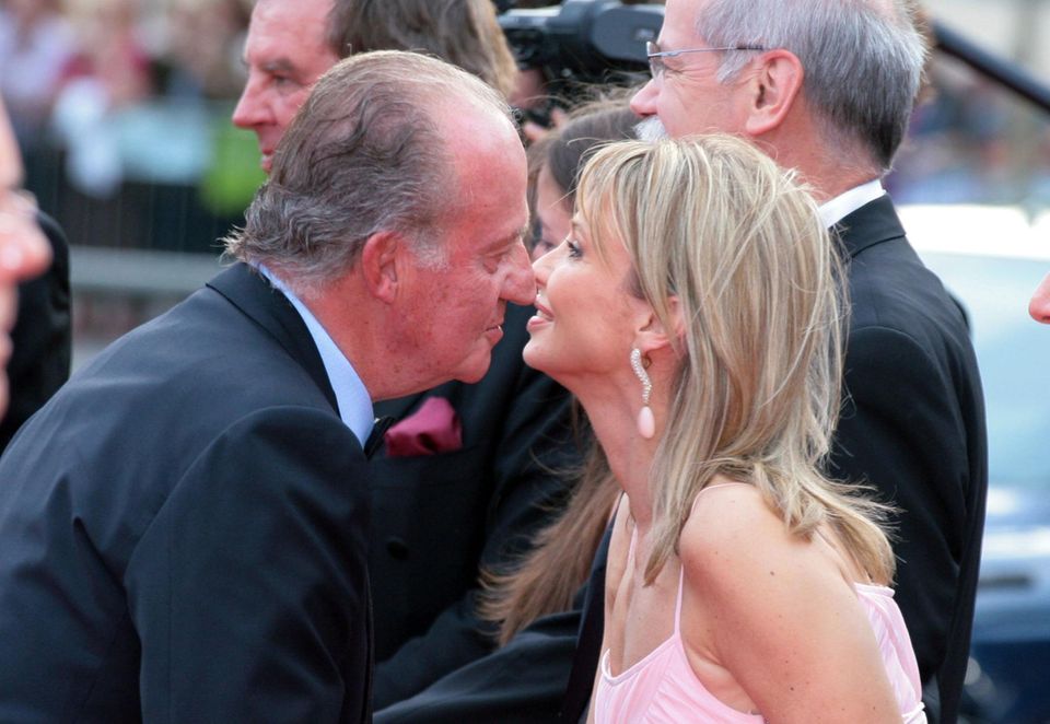 "Herzliche Freundschaft": Beim Laureus-Award 2006 in Barcelona begrüßte Juan Carlos Corinna Prinzessin zu Sayn-Wittgenstein auf dem roten Teppich mit Küsschen.