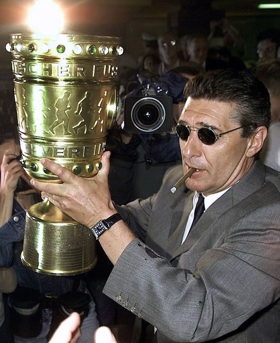 Assauer der Lebemann: 2001 mit dem DFB-Pokal seines Vereins Schalke 04 und ganz stilecht mit Zigarillo.