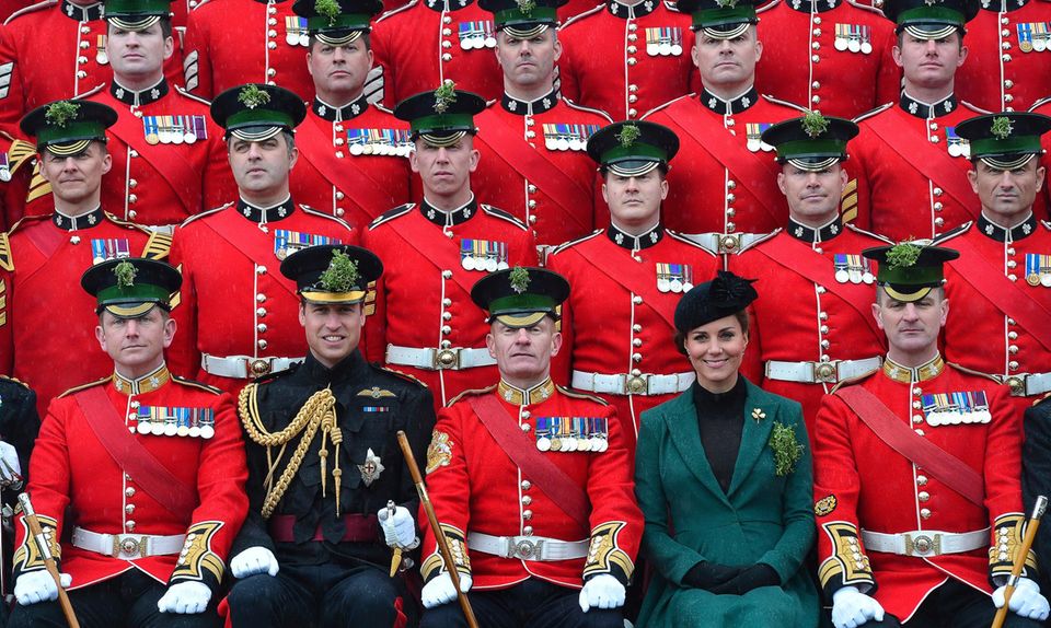 Prinz William und Herzogin Catherine nehmen am 17. März bei der Parade zum St. Patrick's Day in Aldershot teil.