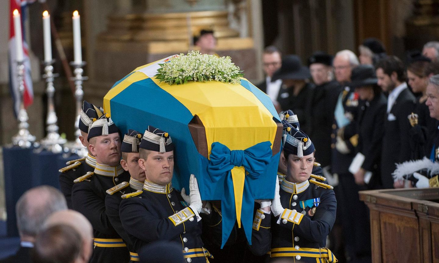 Die königliche Familie von Schweden schaut zu, während am Ende der Trauerfeier der Sarg der verstorbenen Prinzessin Lilian aus der Kirche getragen wird.