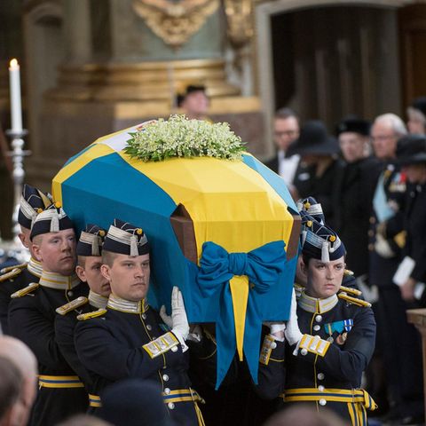 Die königliche Familie von Schweden schaut zu, während am Ende der Trauerfeier der Sarg der verstorbenen Prinzessin Lilian aus der Kirche getragen wird.