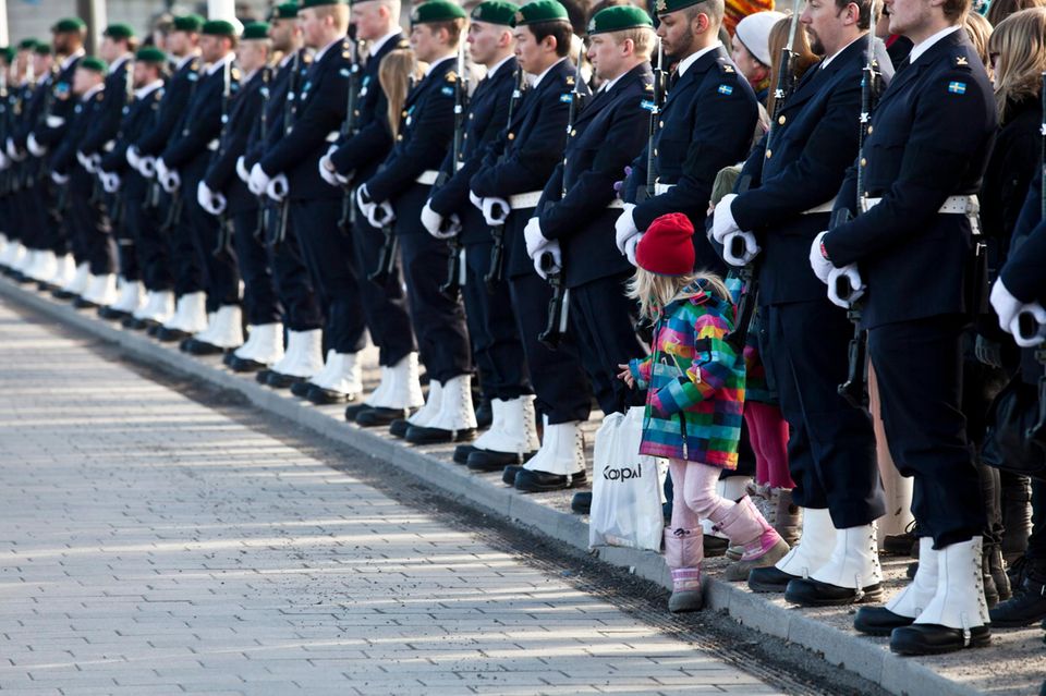 Schweden: Ein kleines Mädchen hat sich zwischen der Ehrenwache anlässlich der Beerdigung der schwedischen Prinzessin LIlian hindurchgewagt und wartet auf die Prozession mit dem Sarg der Adligen. Ein kleines Mädchen hat sich zwischen der Ehrenwache anlässlich der Beerdigung der schwedischen Prinzessin LIlian hindurchgewagt und wartet auf die Prozession mit dem Sarg der Adligen.