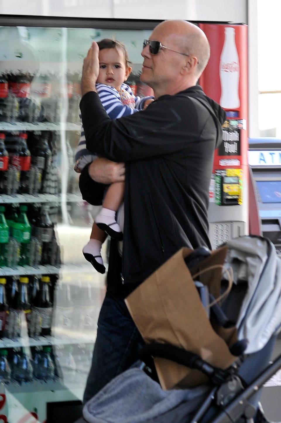 Emma Heming-Willis: Zärtlich hält Bruce Willis beim Bummel durch eine Shoppingmall in L. A. seine Mabel im Arm. Zärtlich hält Bruce Willis beim Bummel durch eine Shoppingmall in L. A. seine Mabel im Arm.