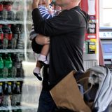 Zärtlich hält Bruce Willis beim Bummel durch eine Shoppingmall in L. A. seine Mabel im Arm.