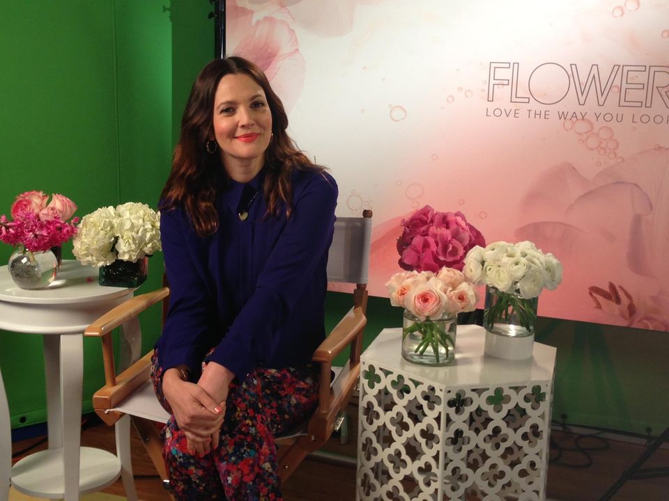 Drew Barrymore: Gut gelaunt und mit ihrem gewohnt natürlichen Look wirbt Drew Barrymore für ihre eigene Make-up-Marke. Inspiriert von den Farben der Natur setzt auch "Flower" auf natürliche, aber intensive Nuancen.