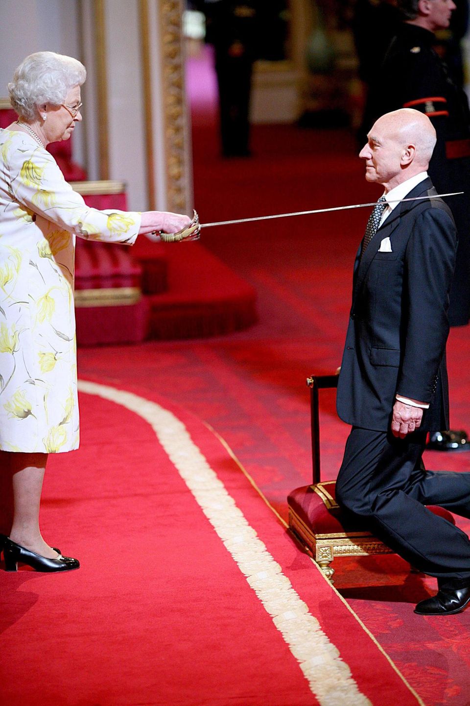 Vor der Queen geht selbst ein "Star Trek"-Kapitän in die Knie: Patrick Stewart erhielt Anfang 2010 den Ritterschlag.