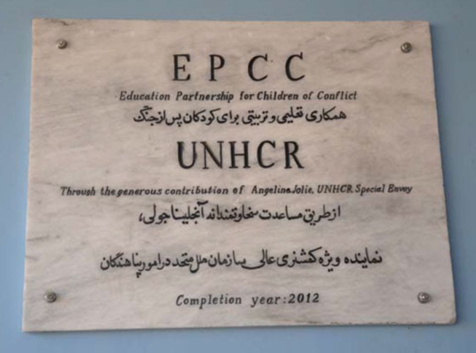 Angelina Jolie: Dieses Schild an einer Mädchengrundschule in einem Dorf nahe Kabul würdigt die Spender: UNHCR-Botschafterin Angelina Jolie und ihre Organsaition "Education Partnership for Children of Conflict" (EPPC) machten Schulunterricht für mehrere hundert Mädchen möglich, die sonst auf Bildung hätten verzichten müssen. Dieses Schild an einer Mädchengrundschule in einem Dorf nahe Kabul würdigt die Spender: UNHCR-Botschafterin Angelina Jolie und ihre Organsaition "Education Partnership for Children of Conflict" (EPPC) machten Schulunterricht für mehrere hundert Mädchen möglich, die sonst auf Bildung hätten verzichten müssen.