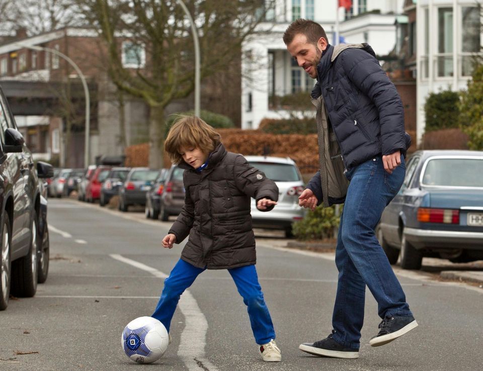 Sylvie + Rafael van der Vaart: Vorzeigepapa: Rafael van der Vaart, 30, spielt mit Sohn Damian, 6, Fußball vor seinem Haus in Winterhude. Das Bild ließ Rafael von einem Fotografen schießen, den er seit vielen Jahren kennt. Der Fußballstar möchte zeigen, dass er trotz der Ehe-Auszeit seine Vaterrolle ernst nimmt und sich liebevoll um den Jungen kümmert. Vorzeigepapa: Rafael van der Vaart, 30, spielt mit Sohn Damian, 6, Fußball vor seinem Haus in Winterhude. Das Bild ließ Rafael von einem Fotografen schießen, den er seit vielen Jahren kennt. Der Fußballstar möchte zeigen, dass er trotz der Ehe-Auszeit seine Vaterrolle ernst nimmt und sich liebevoll um den Jungen kümmert.