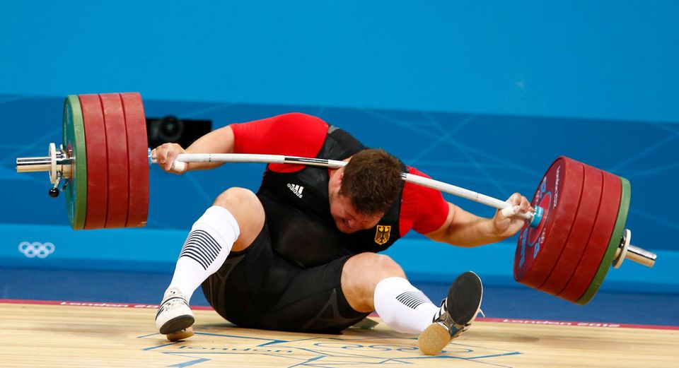 Schrecksekunde: Bei der Olympiade 2012 fällt Matthias Steiner eine 196 Kilo schwere Hantel in den Nacken.