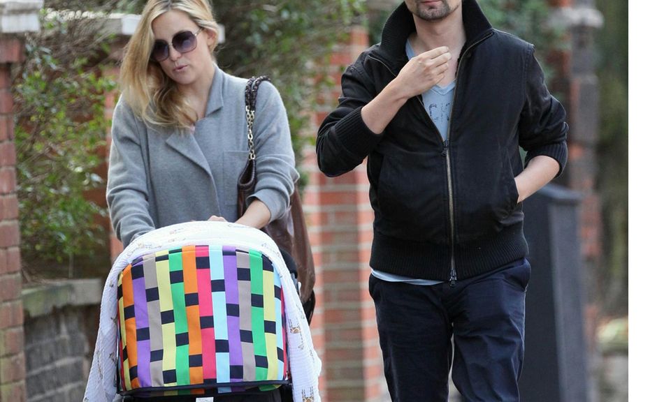 Kate Hudson: Kate Hudson und Matt Bellamy in September 2011 in London. Im Kinderwagen liegt ihr gemeinsamer Sohn Bingahm. Kate Hudson und Matt Bellamy in September 2011 in London. Im Kinderwagen liegt ihr gemeinsamer Sohn Bingahm.