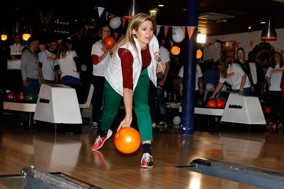 Prinzessin Máxima: Ungezwungen: Am Nationalen Freiwilligentag ging die Kronprinzessin auf die Bowlingbahn. Ungezwungen: Am Nationalen Freiwilligentag ging die Kronprinzessin auf die Bowlingbahn.