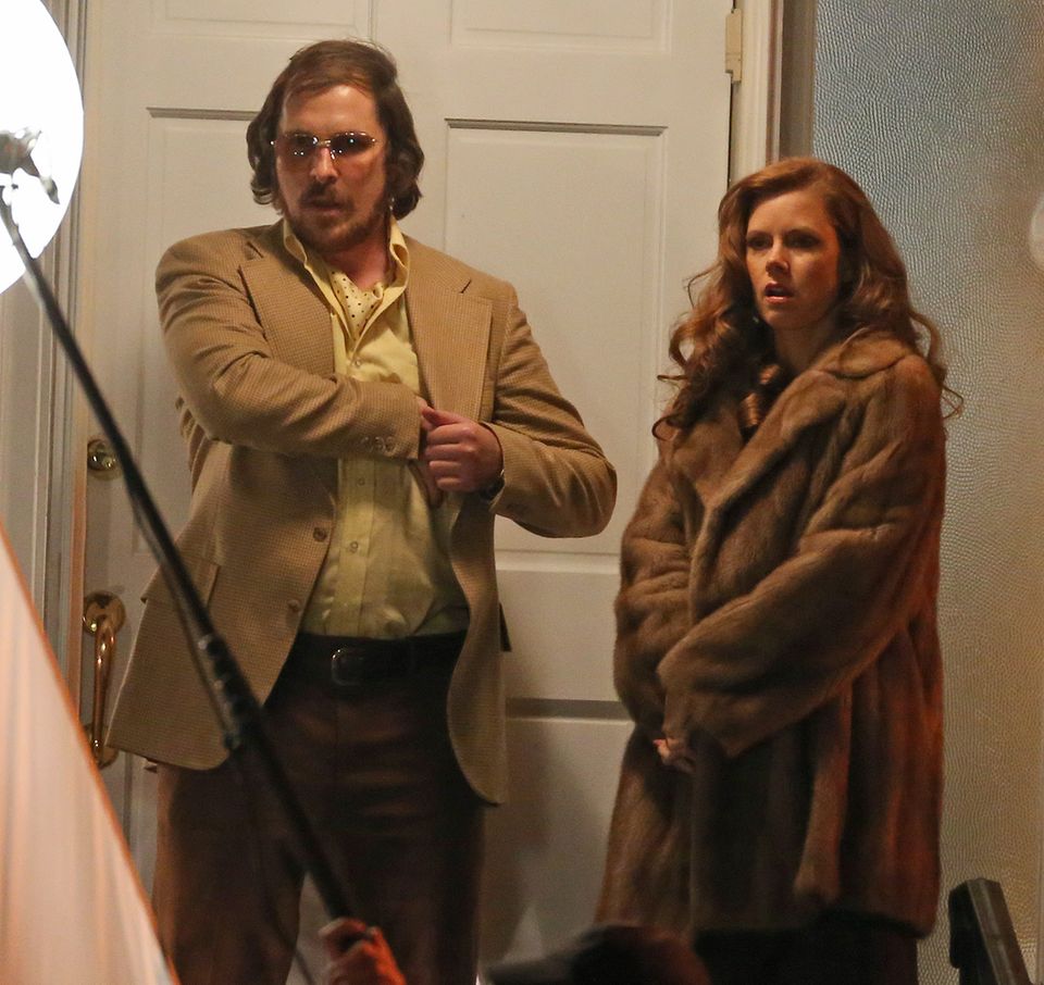 Amy Adams + Bradley Cooper: Christian Bale als Hochstapler "Melvin Weinberg" und Amy Adams als seine Freundin "Maxine Gardner" bei den Dreharbeiten für David O. Russells neuen Film. Christian Bale als Hochstapler "Melvin Weinberg" und Amy Adams als seine Freundin "Maxine Gardner" bei den Dreharbeiten für David O. Russells neuen Film.
