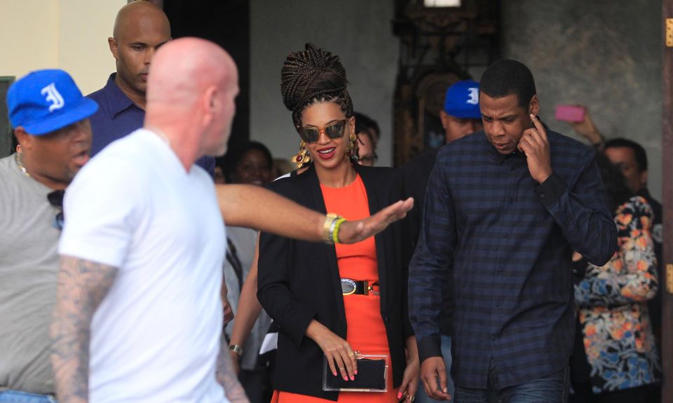 Von Bodyguards umringt, treffen Beyoncé und Jay-Z beim Verlassen ihres Hotels auf viele Fans.