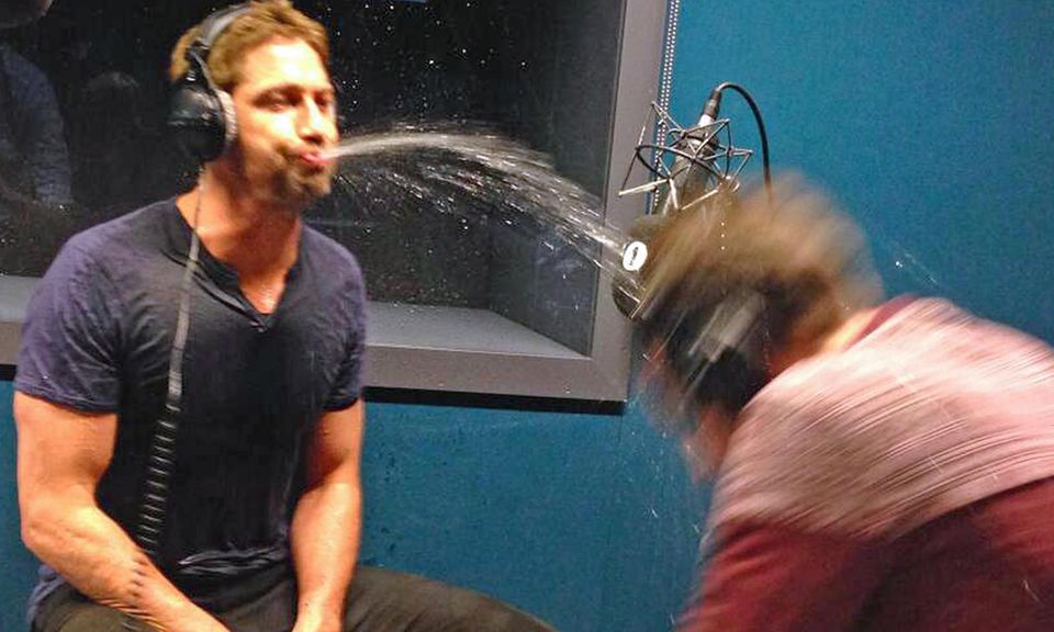 Gerard Butler bespuckt Radio-Sidekick Chris Stark mit Wasser.