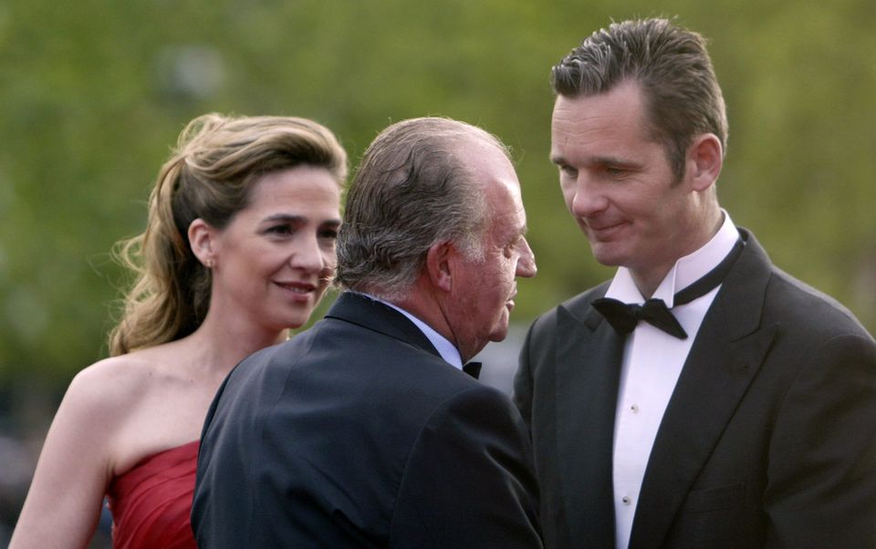 Gefallene Lieblinge: Sportfan Juan Carlos begrüßte 1997 die Heirat seiner Tochter Cristina mit Handballer Iñaki Urdangarin (bei einem Event 2006). Inzwischen wurde Urdangarin von der königlichen Webseite entfernt.