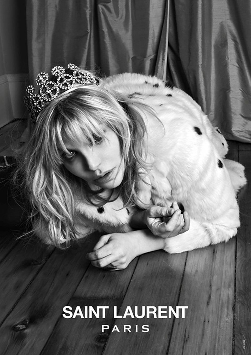Für "Music Project", die aktuelle Kampagne von Saint Laurent Paris, fotografierte Hedi Slimane gleich mehrere Rockstars. Hier ein Foto von Courtney Love mit Krone.
