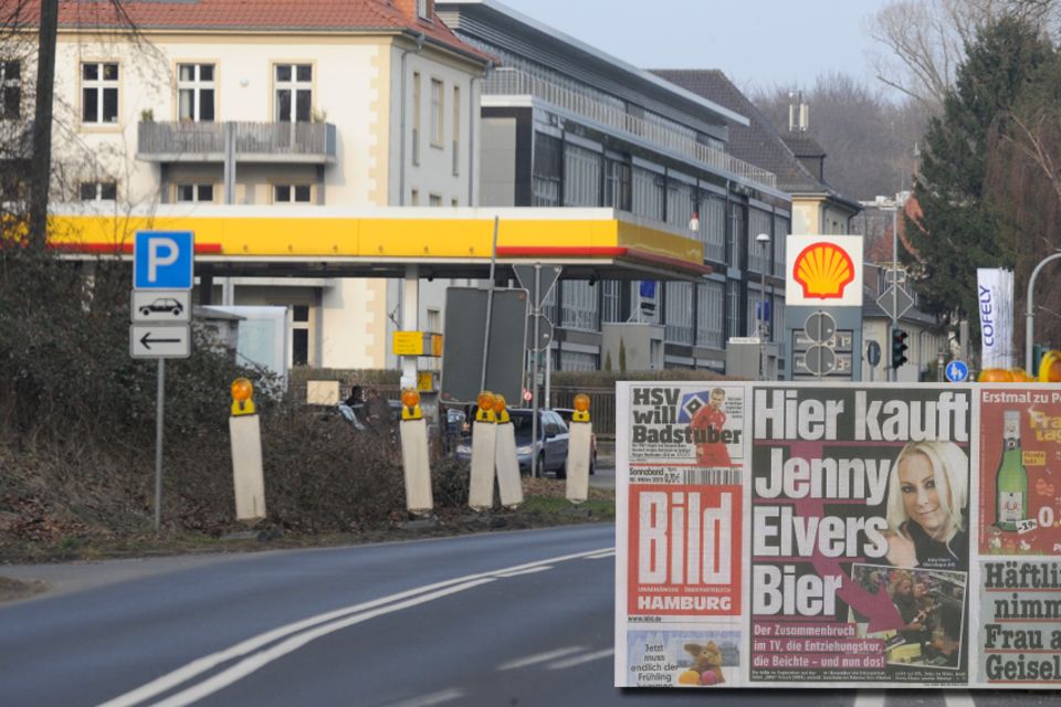 Nach ihrem Alkoholentzug erscheint Jenny Elvers-Elbertzhagen als leichtes Ziel. Die Fotos, die sie beim Bier-Kauf in einer Kölner Tankstelle zeigen, landeten bei der "Bild"-Zeitung.