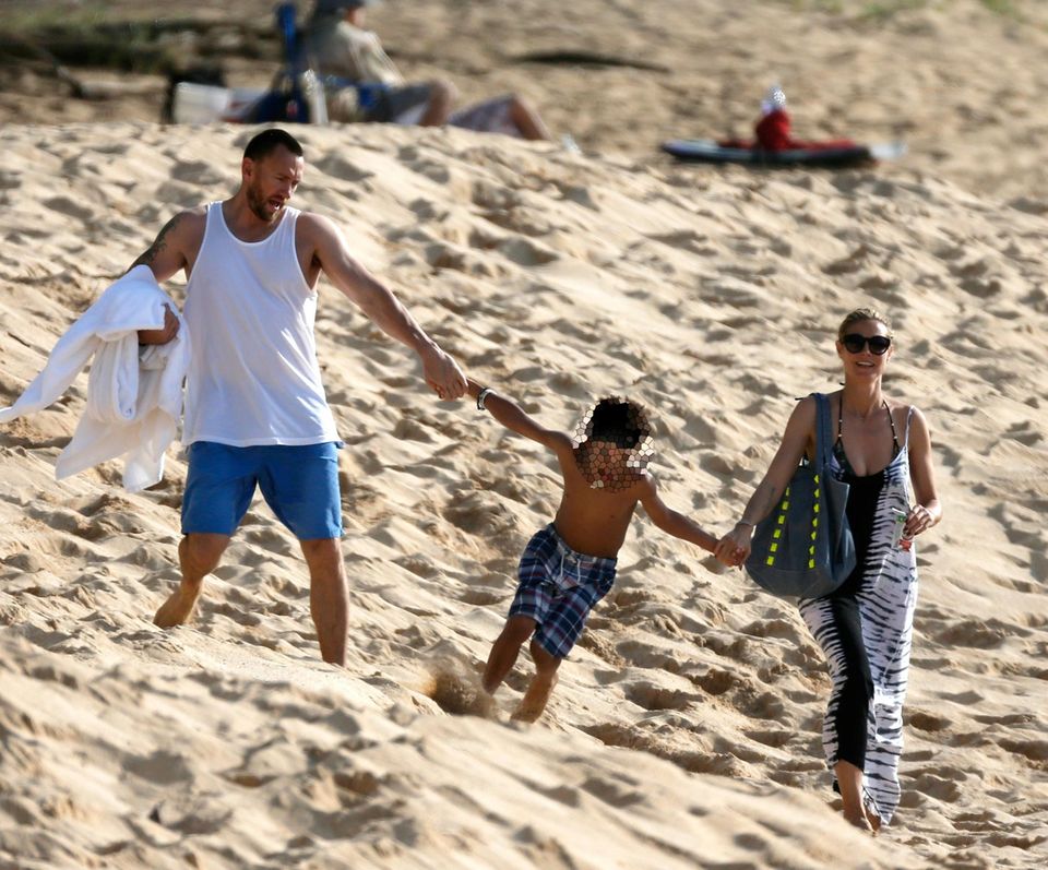 Heidi Klum + Seal: Heidi Klum gibt sich erleichtert. Hier spaziert sie mit ihrem Freund Martin Kirsten und Sohn Henry am Papailoa-Beach von Oahu. Das Badedrama ereignete sich am letzten Urlaubstag. Heidi Klum gibt sich erleichtert. Hier spaziert sie mit ihrem Freund Martin Kirsten und Sohn Henry am Papailoa-Beach von Oahu. Das Badedrama ereignete sich am letzten Urlaubstag.