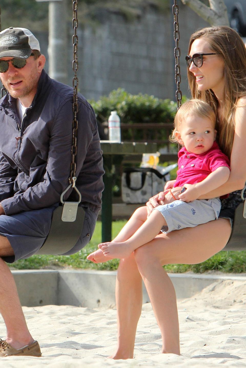 Ganz entspannt genießen Guy Ritchie, Jacqui Ainsley und der kleine Rafael einen Tag auf dem Spielplatz. Ganz entspannt genießen Guy Ritchie, Jacqui Ainsley und der kleine Rafael einen Tag auf dem Spielplatz.
