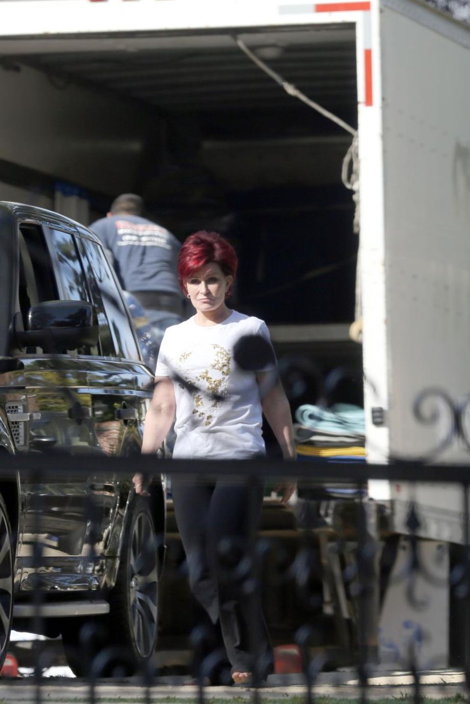 Auch wenn eine Scheidung derzeit angeblich nicht zur Debatte steht, ist Sharon Osbourne aus dem gemeinsamen Haus mit ihrem Mann Ozzy vorerst ausgezogen. Fotos vom 14. April zeigen sie mit Möbelpackern und Umzugswagen in Beverly Hills. Auch wenn eine Scheidung derzeit angeblich nicht zur Debatte steht, ist Sharon Osbourne aus dem gemeinsamen Haus mit ihrem Mann Ozzy vorerst ausgezogen. Fotos vom 14. April zeigen sie mit Möbelpackern und Umzugswagen in Beverly Hills.
