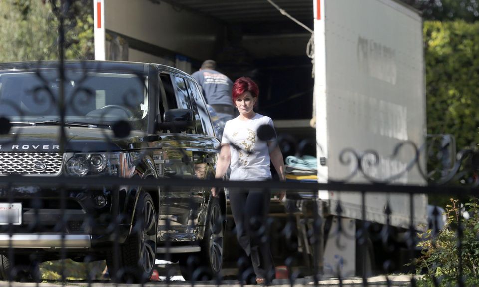 Auch wenn eine Scheidung derzeit angeblich nicht zur Debatte steht, ist Sharon Osbourne aus dem gemeinsamen Haus mit ihrem Mann Ozzy vorerst ausgezogen. Fotos vom 14. April zeigen sie mit Möbelpackern und Umzugswagen in Beverly Hills.