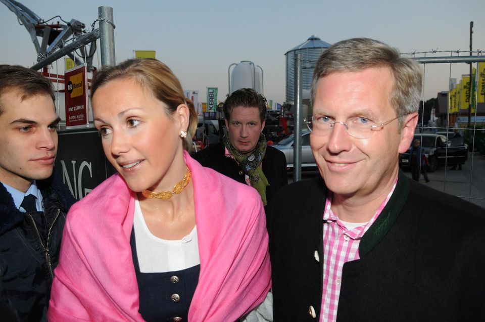 Bettina + Christian Wulff: Der Mann im Hintergrund: Dienstreise oder Privattrip, Freundschaft oder Korruption? Der Besuch des Oktoberfestes mit Filmunternehmer David Groenewold (hinten) wirft viele Fragen auf. Der Mann im Hintergrund: Dienstreise oder Privattrip, Freundschaft oder Korruption? Der Besuch des Oktoberfestes mit Filmunternehmer David Groenewold (hinten) wirft viele Fragen auf.