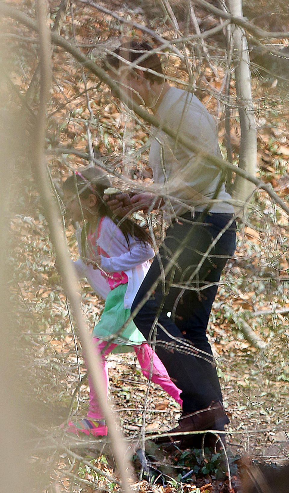 Tom und Suri Cruise genießen ihre gemeinsame Vater-Tochter-Zeit in einem Park in Westchester, New York.