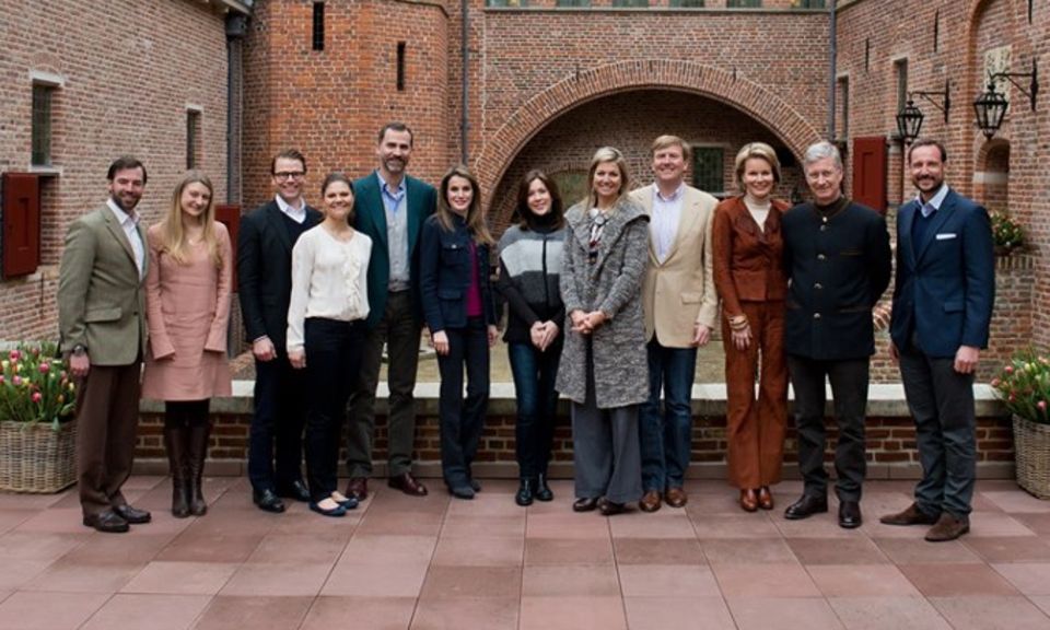 Máxima + Willem-Alexander: Beim großen Thronfolger-Treffen in Apeldorn herrschte eine entspannte Atmosphäre. Zu sehen sind: Luxemburgs Erbgroßherzog Guillaume und seine Frau Stéphanie, Letizia und Felipe von Spanien, Mary von Dänemark, Máxima und Prinz Willem-Alexander der Niederlande, Philippe und Mathilde von Belgien sowie Kronprinz Haakon von Norwegen (von links nach rechts). Thronfolger-Treffen in Apeldorn