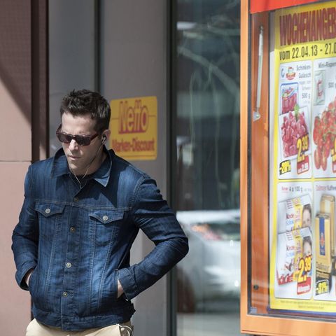 Ryan Reynolds hat in Berlin in einem Discounter eingekauft.