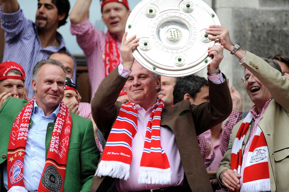 Uli Hoeneß: "Mir san die Grössten" So feiert Hoeneß am liebsten: mit Meisterschale. Nach zwei eher mauen Jahren haben die Bayern jetzt die Chance, Vereinsgeschichte zu schreiben. So ausgelassen wie 2010 wird die Party für ihn dieses Jahr wohl nicht. "Mir san die Grössten" So feiert Hoeneß am liebsten: mit Meisterschale. Nach zwei eher mauen Jahren haben die Bayern jetzt die Chance, Vereinsgeschichte zu schreiben. So ausgelassen wie 2010 wird die Party für ihn dieses Jahr wohl nicht.
