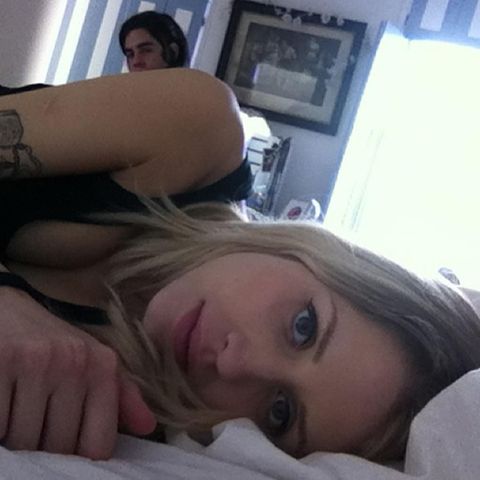 Kurz vor der Geburt ist Peaches Geldof völlig fertig, kann aber noch dieses Bild von sich twittern. Ehemann Tom Cohen sitzt im Hintergrund.