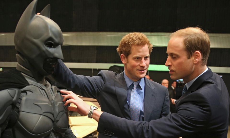 Windsors: Die Prinzen Harry und William treffen bei ihrem Besuch der "Leavesden Studios" nahe London auch auf Batman - oder zumindest seine leere Hülle. Die Prinzen Harry und William treffen bei ihrem Besuch der "Leavesden Studios" nahe London auch auf Batman - oder zumindest seine leere Hülle.