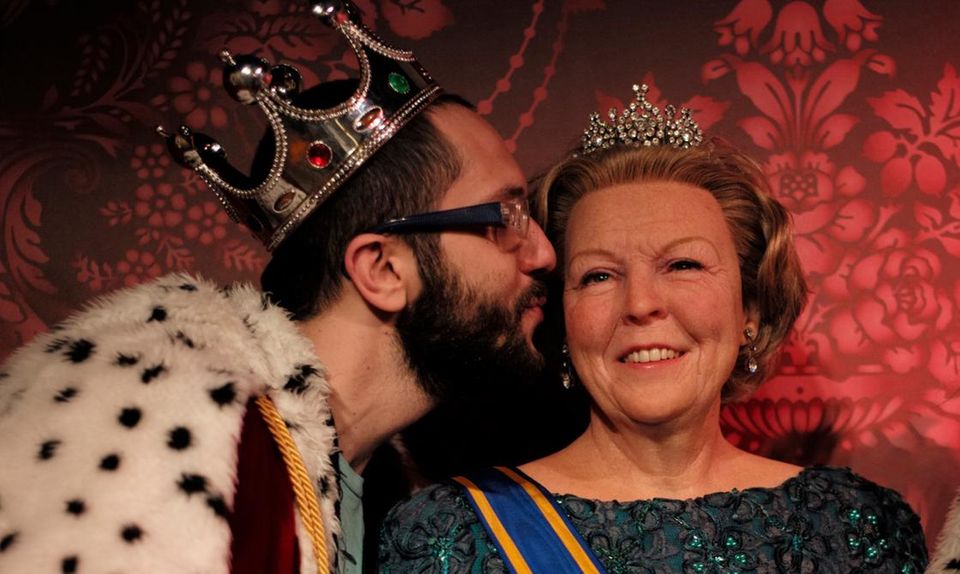 Amsterdam: In Amsterdam gehört es im Moment zum Touristen-Standardprogramm, sich mit einer Wachsfigur der scheidenden Königin Beatrix fotografieren zu lassen. In Amsterdam gehört es im Moment zum Touristen-Standardprogramm, sich mit einer Wachsfigur der scheidenden Königin Beatrix fotografieren zu lassen.