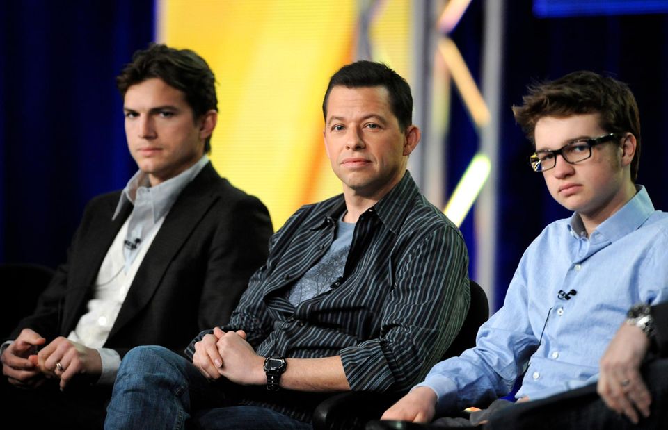 Die "Two And A Half Men"-Darsteller Ashton Kutcher, John Cryer und Angus T. Jones bei einer Pressekonferenz in Pasadena im Januar 2012.