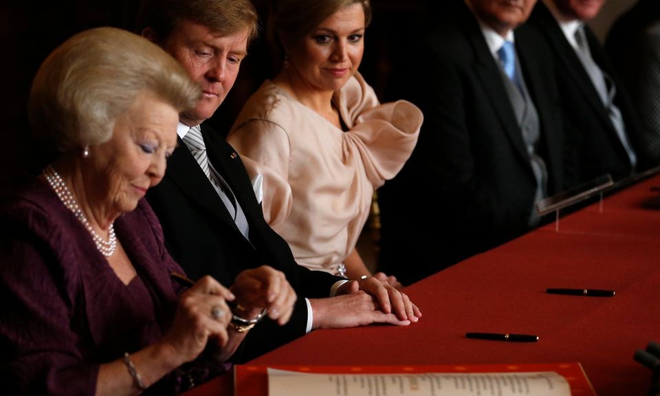Abdankung: Um 10.08 Uhr am 30. April 2013 unterschreibt Königin Beatrix der Niederlande ihre Abdankungsurkunde. Um 10.08 Uhr am 30. April 2013 unterschreibt Königin Beatrix der Niederlande ihre Abdankungsurkunde.